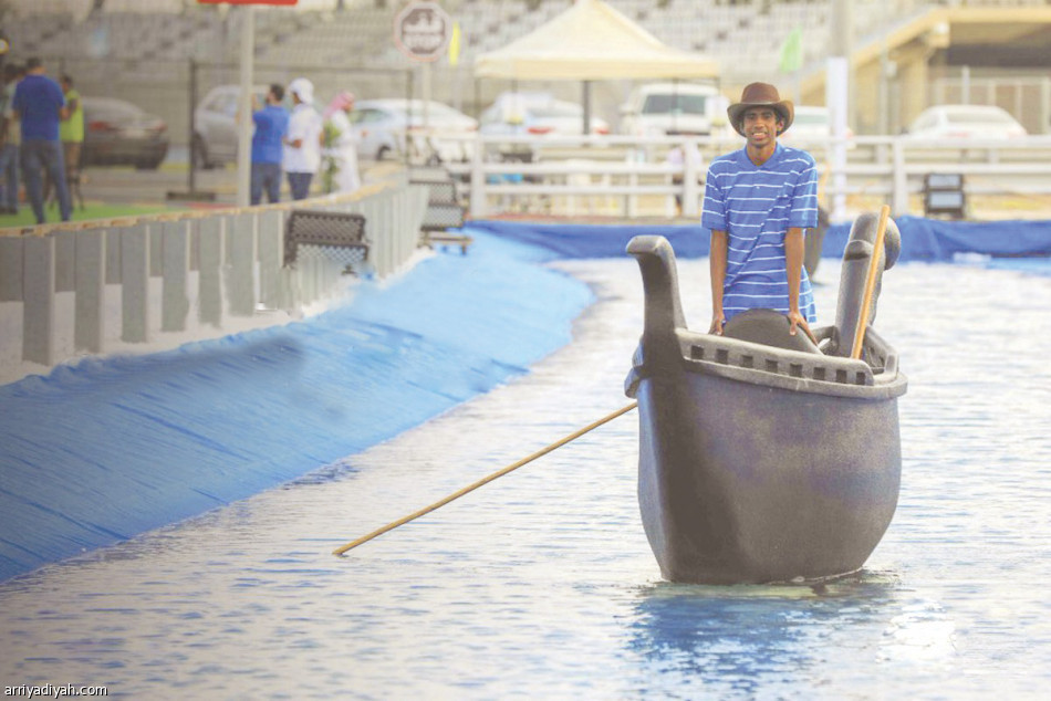 القرية.. 
سيرك وفن وألعاب شعبية