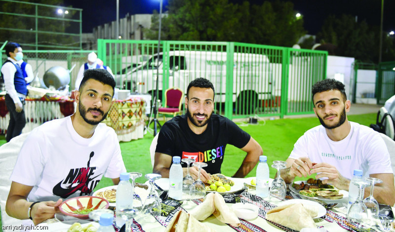 صورة التقطت أمس لمحمد المجحد ومحمد آل فتيل ونوح الموسى لاعبي فريق الأهلي الأول لكرة القدم على مائدة العشاء التي أعدتها إدارة النادي (المركز الإعلامي ـ الأهلي)