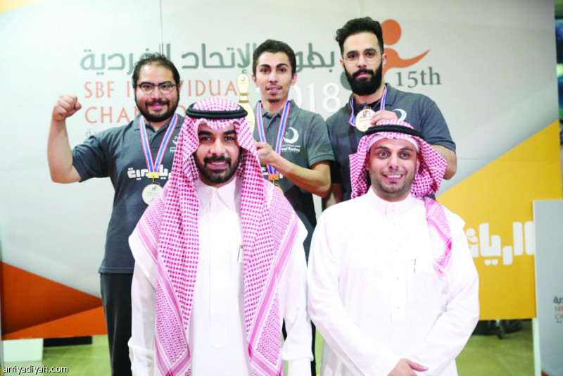 صورة التقطت أمس من تتويج أصحاب المراكز الثلاثة الأولى في البطولة الفردية بحضور آل الشيخ رئيس الاتحاد (المركز الإعلامي ـ اتحاد البولينج)