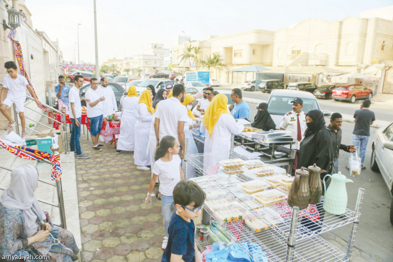 صورة التقطت أمس لبسطة عائلة السيدة شذى لبيع الأطعمة الرمضانية في حي الأحمدية في جدة حيث يظهر الإقبال الكبير عليها من سكان الحي تصوير: عبد الله الفالح