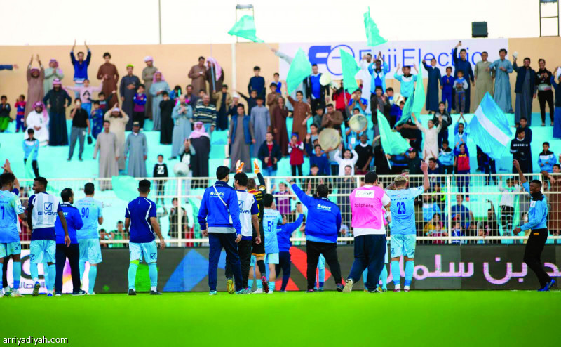 لم يذق فريق الباطن الأول لكرة القدم طعم الفوز منذ الجولة الثامنة لدوري كأس محمد بن سلمان للمحترفين.. وفي الصورة التي التقطت أمس لاعبو الباطن يحتفلون مع جماهيرهم بالفوز على الفيحاء 1ـ0 ضمن الجولة الـ 12 والعودة إلى الانتصارات تصوير: بشير صالح