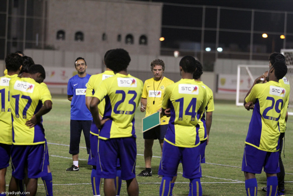 في النصر: الكرة تلعب باليد