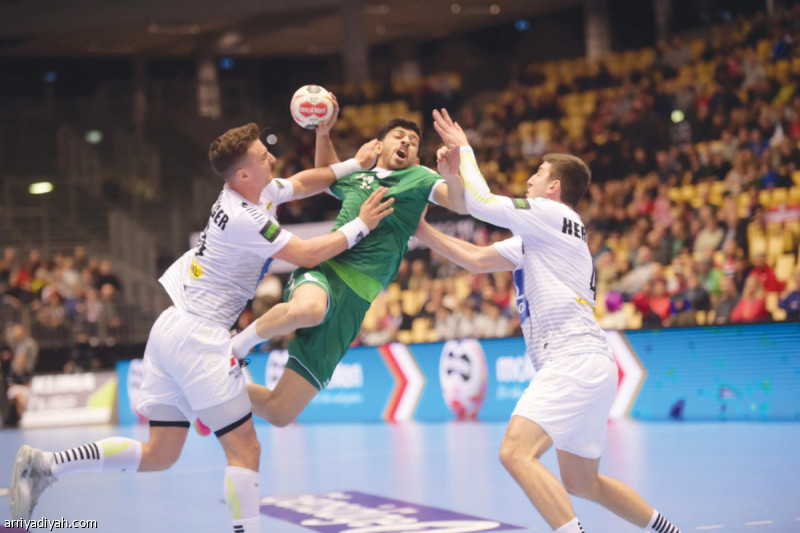 صورة التقطت أمس لمجتبى السالم لاعب المنتخب السعودي لكرة اليد يتعرض لحائط صد مزدوج من لاعبي المنتخب النمساوي في المباراة التي أجريت في مدينة هيرننج الدنماركية في ثاني أيام مونديال كرة اليد للرجال (المركز الإعلامي ـ اتحاد اليد)