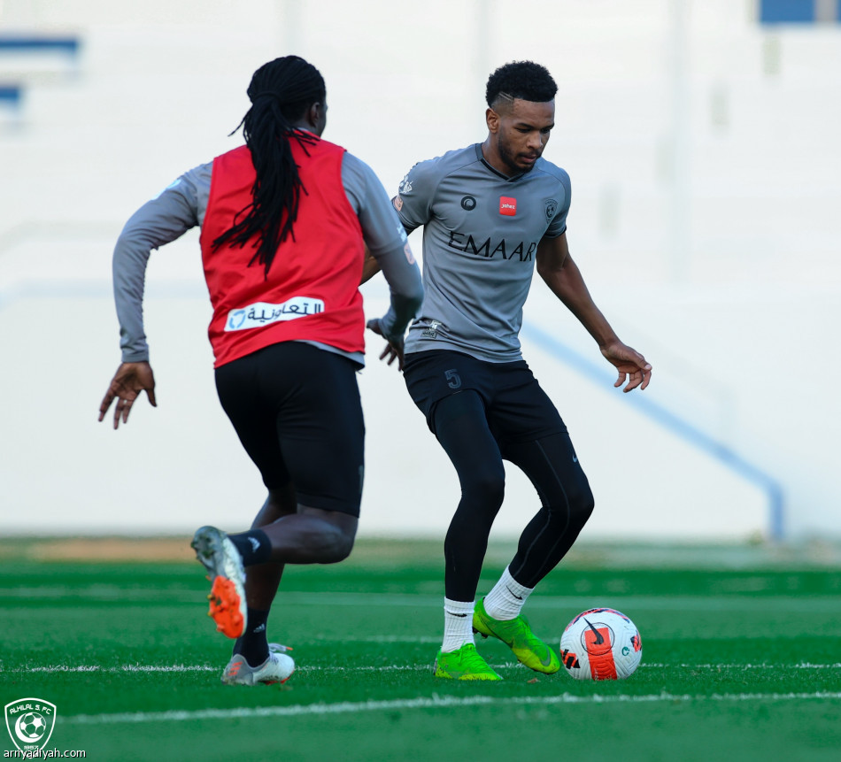 الهلال يستعيد عطيف.. والإصابة تغيب هيون والقحطاني