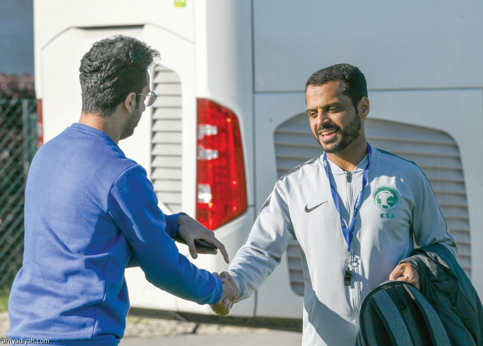 أجواء ودية حاضرة بين اللاعبين وأعضاء الطاقمين الإداري والفني