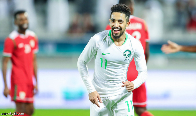 صورة التقطت أمس لهتان باهبري لاعب المنتخب السعودي الأول لكرة القدم يحتفل بهدفه الثاني في شباك عمان (الفرنسية)