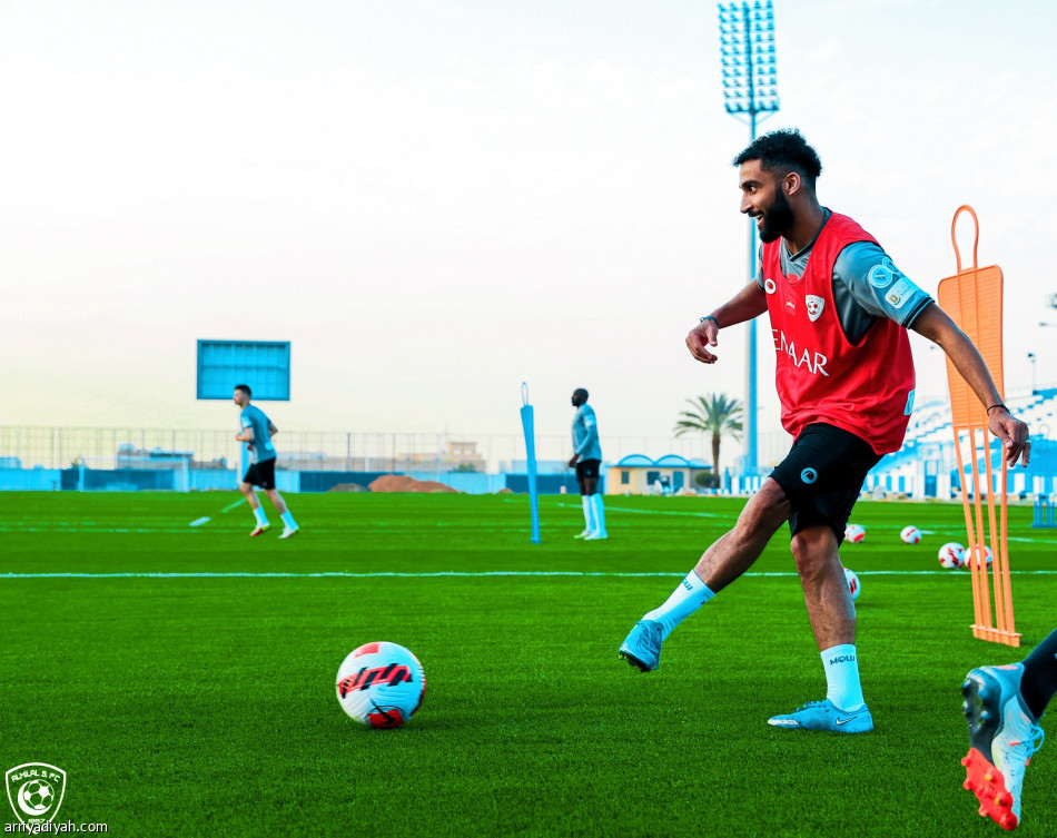 الهلال يستعيد عطيف.. والإصابة تغيب هيون والقحطاني