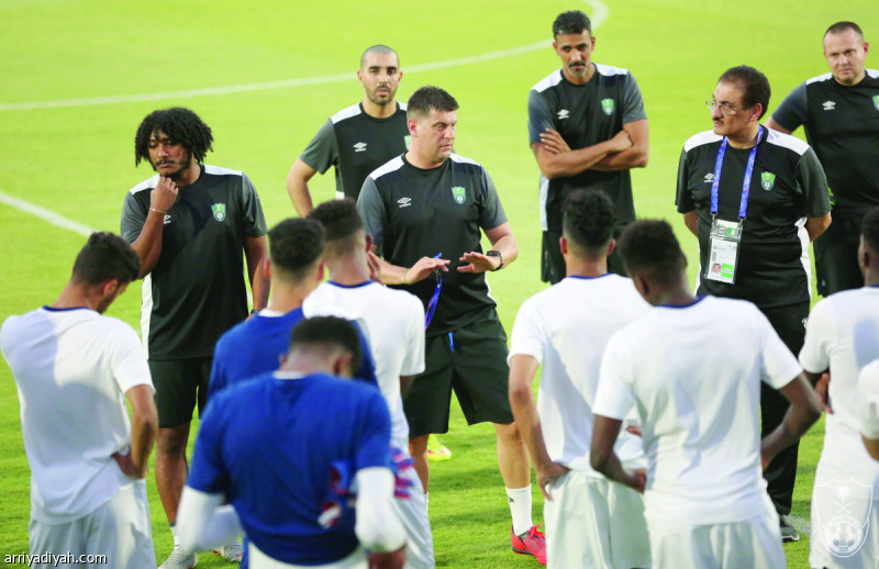 صورة التقطت أمس للصربي فلادان ميلويفيتش مدرب الأهلي يتحدث إلى لاعبيه خلال الحصة التدريبية بحضور طارق كيال المشرف على كرة القدم في النادي (المركز الإعلامي - الأهلي)