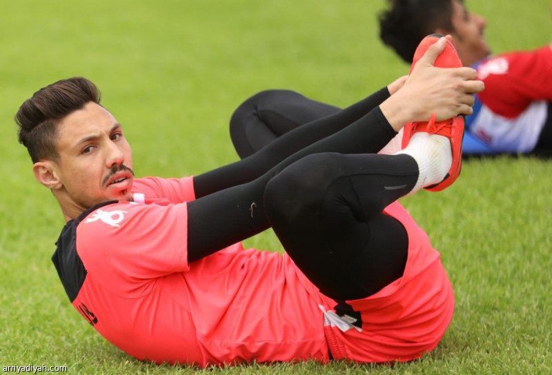 أبها يبقي على أمحمدي حتى 2022