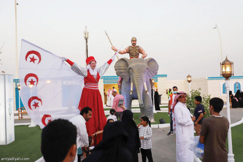 صور التقطت أمس من الجناح التونسي في سوق عكاظ.. يظهر في الأولى زوار داخل ساحته.. وفي الثانية أشخاص يدخلون من بوابة الجناح.. وفي الثالثة سيدات وأطفالهن يشترون بعض المنتجات (المركز الإعلامي ـ سوق عكاظ)