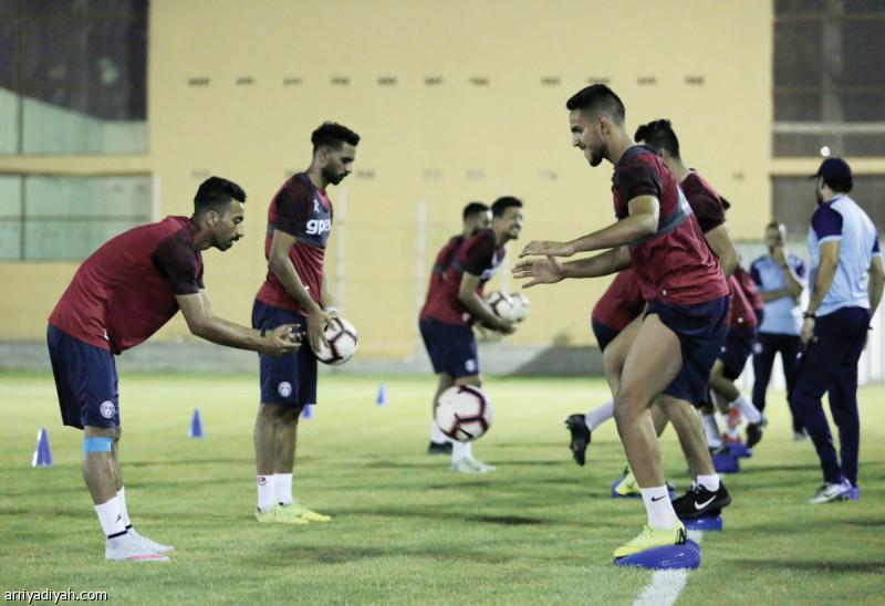 صورة التقطت أمس للاعبي العدالة يؤدون تمارين اللياقة (المركز الإعلامي ـ العدالة)