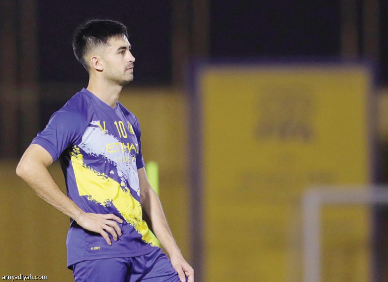 صورة التقطت امس للأرجنتيني مارتينيز لاعب فريق النصر الأول لكرة القدم، ينتظر الإشارة أثناء تدريبات التسديد بالكرة (المركز الإعلامي ـ النصر)