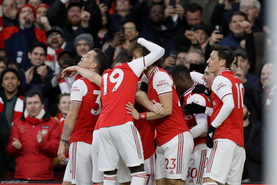أوباميانج يقود أرسنال إلى فوز مثير على إيفرتون