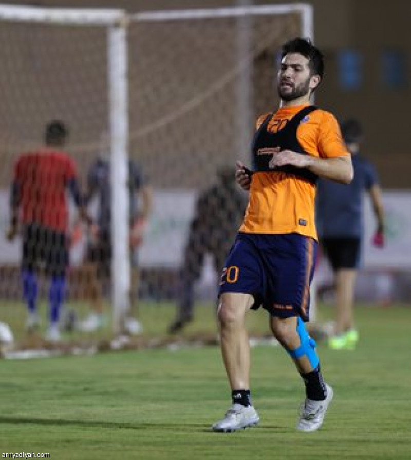 البرتغالي سيماو يقسم لاعبي الفيحاء
