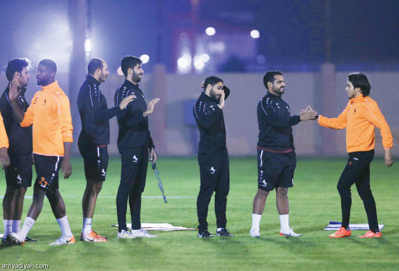 صورة التقطت أمس لخالد العطوي مدرب فريق الاتفاق يصافح البرازيلي روجيرو قبل انطلاقة التدريبات (المركز الإعلامي ـ الاتفاق)