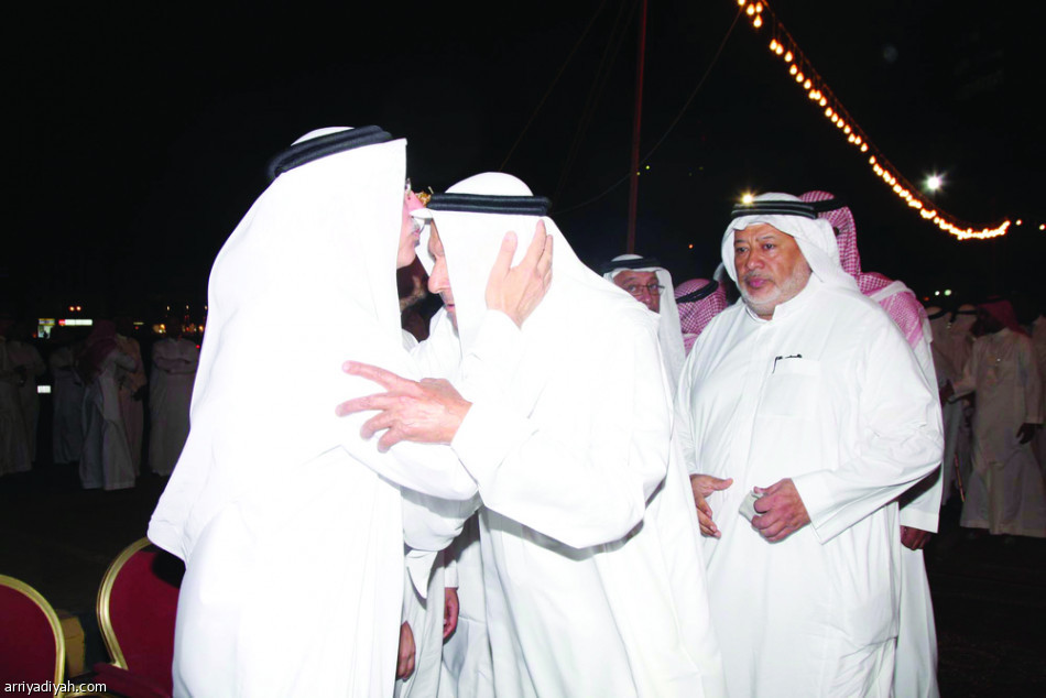 الأفندي يتقدم المعزين