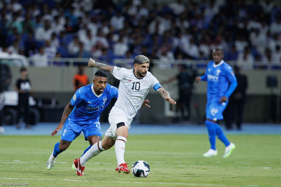 بـ10 لاعبين.. الهلال  يلحق بالنصر في النهائي العربي