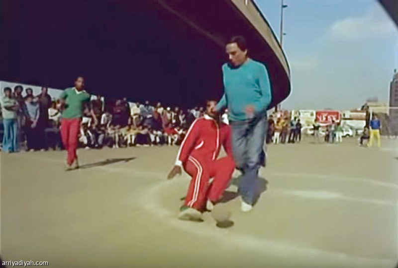 صورة من فيلم الحريف لعادل إمام يمارس كرة القدم في الشوارع المعروفة في مصر بـ