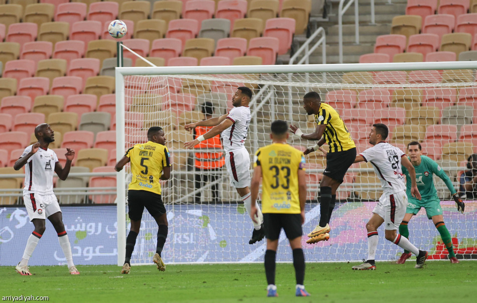 الرائد يوقف الاتحاد.. ويقدم هدية إلى النصر