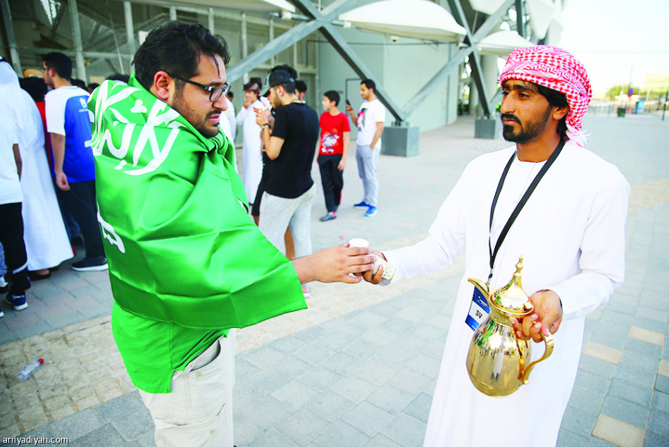 الإماراتيون يستقبلون الجمهور السعودي بالقهوة والحلوى