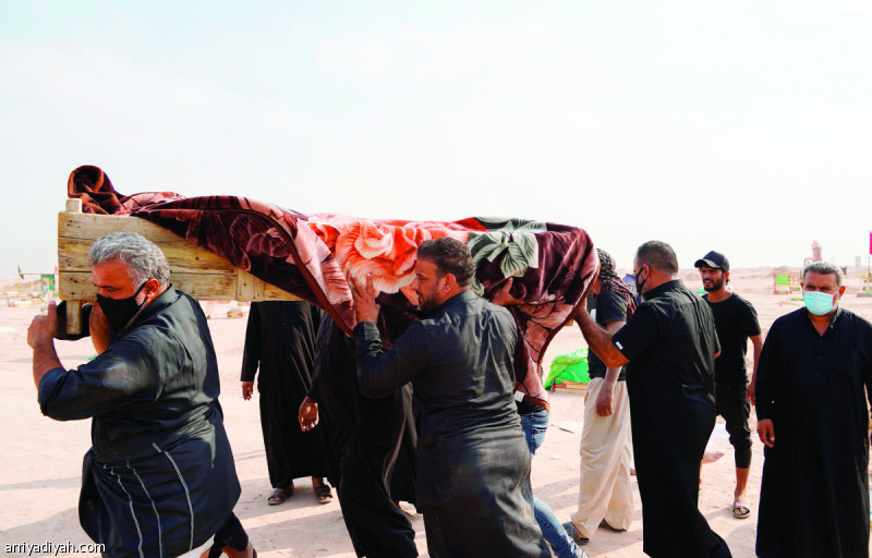 صورة التقطت أمس لعائلة البهادلي خلال نقلها الجثة إلى مقبرة العائلة (الفرنسية)