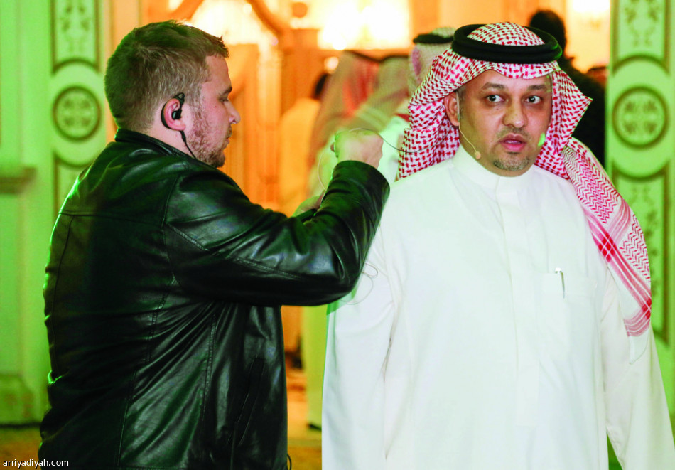 عزت يتحدى منافسيه بالعربية والإنجليزية واليابانية