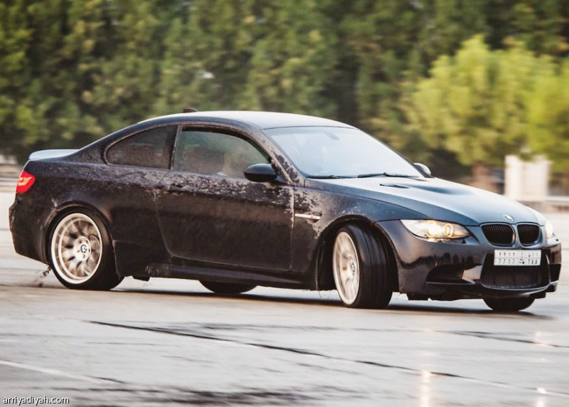 صورة التقطت لسيارة تابعة لنادي BMW M يقودها أحد أعضائه فيما يجلس إلى جواره زميله أثناء مشاركتهما في عرض الدريفت على حلبة البحرين الدولية الجمعة الماضي (الرياضية)