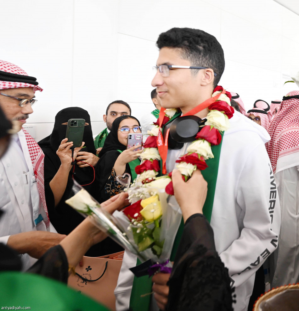 الورد والأحضان والدموع في استقبال
أبطال «آيسف 2023»