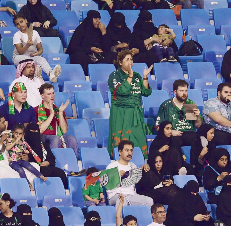 راتشنا كورهونن القنصل الأمريكي في الظهران تتفاعل مع مباراة الاتفاق أمام الأهلي