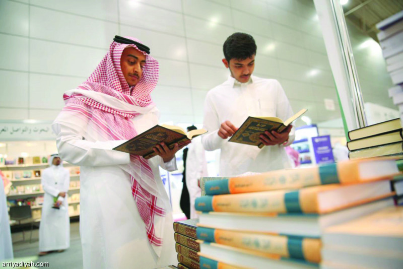 استقبلت أجنحة معرض الرياض الدولي للكتاب آلاف الزوار من مختلف الأعمار، وفي الصور التي التقطت أمس، شابان يطالعان مؤلفات في إحدى دور النشر، فيما أطفال يخرجون من قسم كتب للصغار.. وزوار يتجولون بين ردهات المعرض تصوير: أحمد فتحي