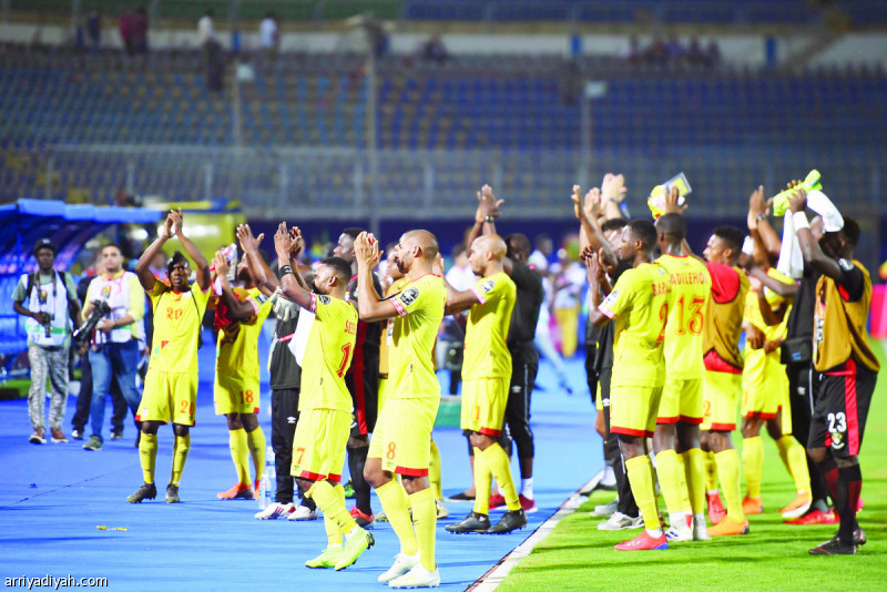 صورة التقطت أمس الأول للاعبي بنين يحيون جماهيرهم بعد الخروج من كأس أمم إفريقيا (الفرنسية)
