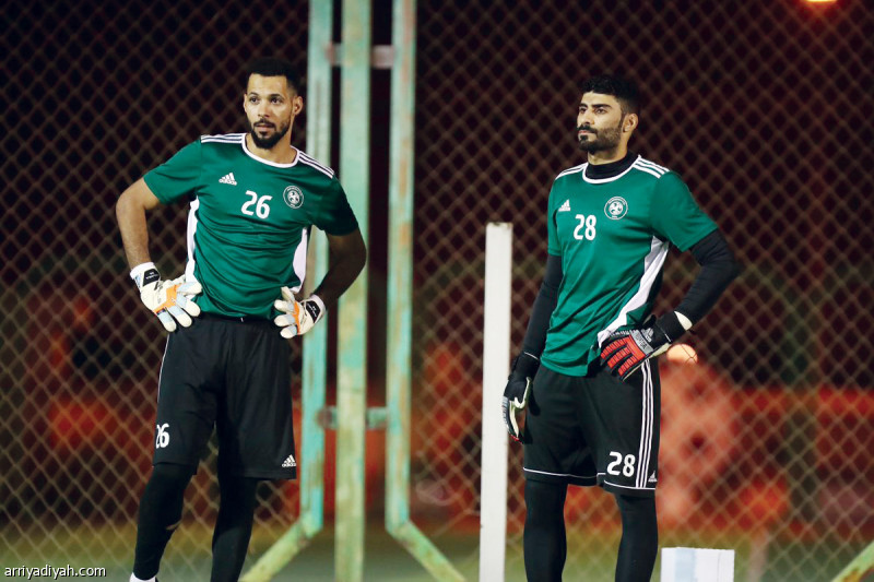 صورة التقطت أمس للثنائي أحمد الكسار ومصطفى ملائكة حارسَي مرمى الفيصلي أثناء التدريبات (المركز الإعلامي ـ الفيصلي)