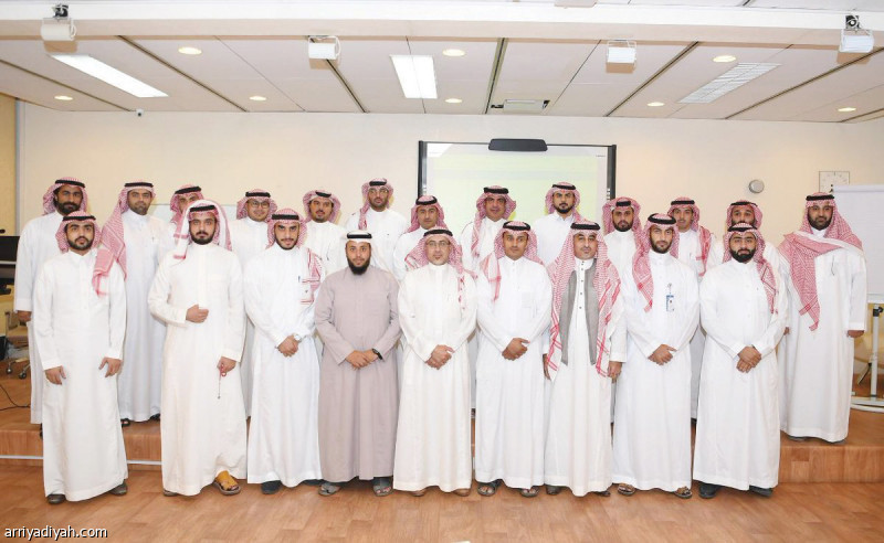 صورة التقطت أمس عقب اختتام دورة استثمارات الأندية الرياضية في معهد إعداد القادة (المركز الإعلامي ـ هيئة الرياضة)