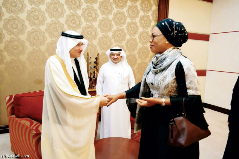 صورة التقطت أمس الأول للعثيمين يستقبل وزيرة المرأة البوركينية (الرياضية)