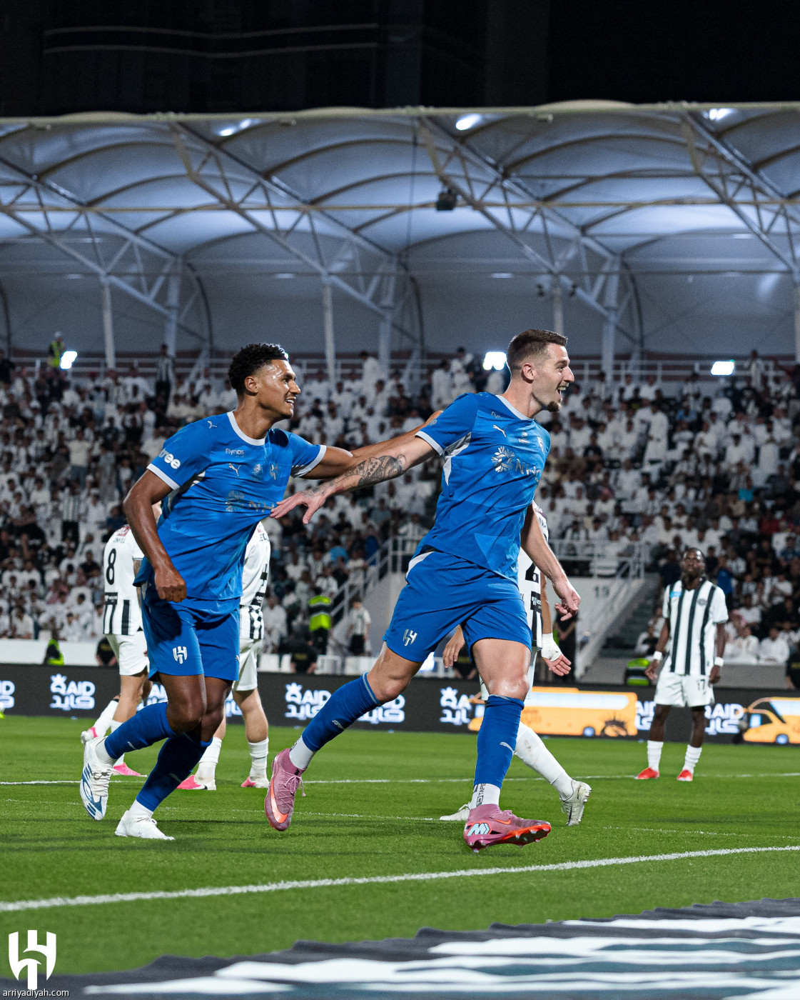 الهلال يحلّق
