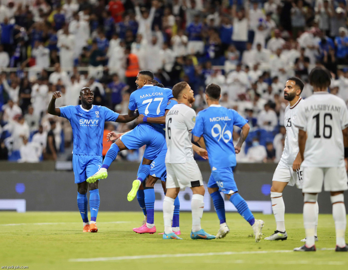 الهلال يعبر