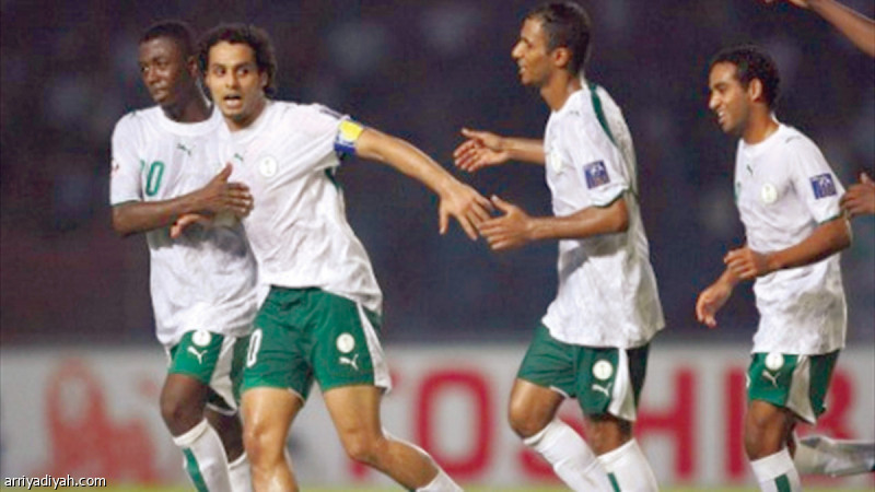 صورة التقطت لياسر القحطاني يتلقَّى التهاني من زملائه بعد تسجيله هدف التعادل على كوريا الجنوبية عام 2007 (أرشيفية)