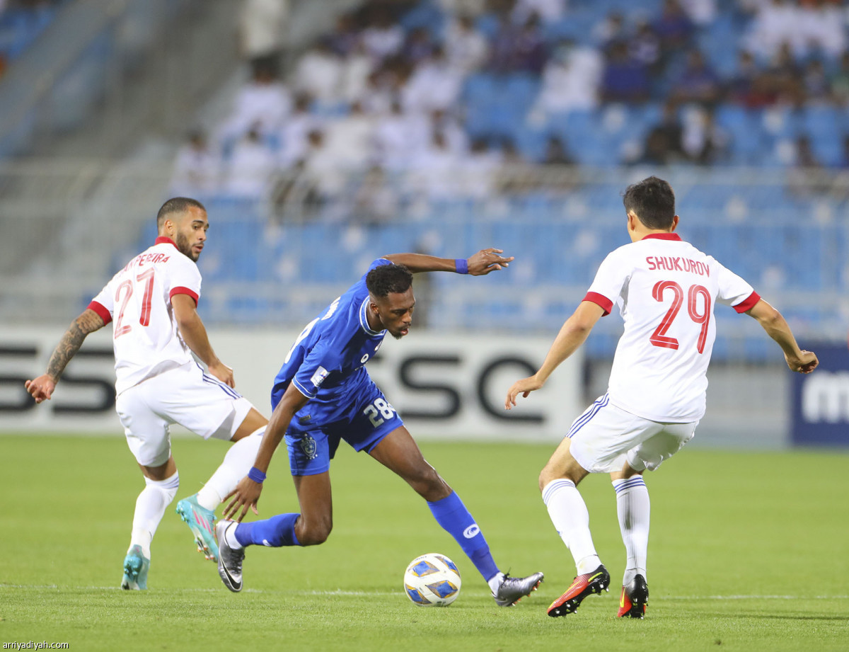 الهلال يبدأ بالشارقة