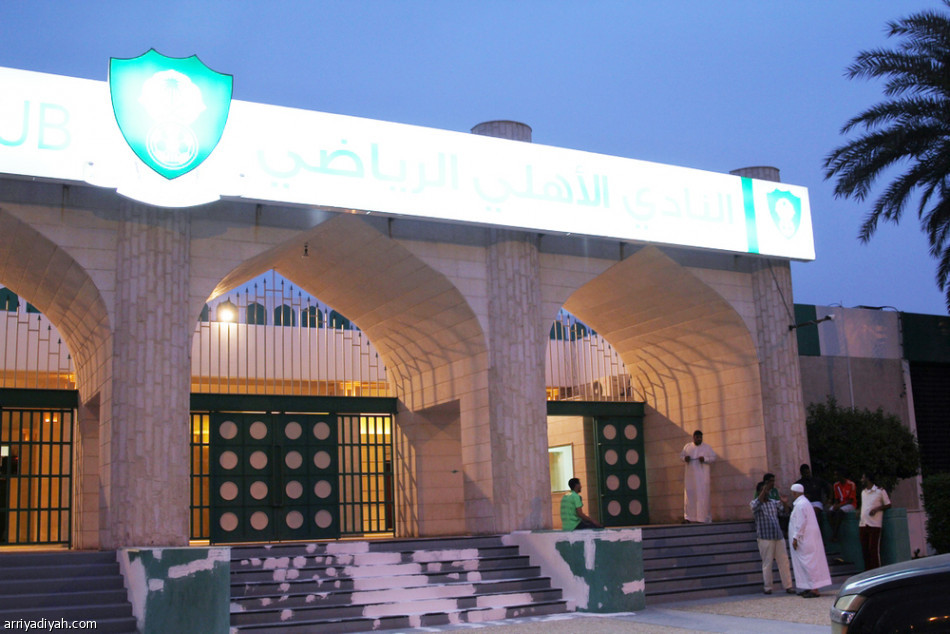 شارع الأهلي بألوان “الهلال”