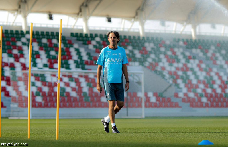 الهلال يطلب حكاما أجانب أمام النصر