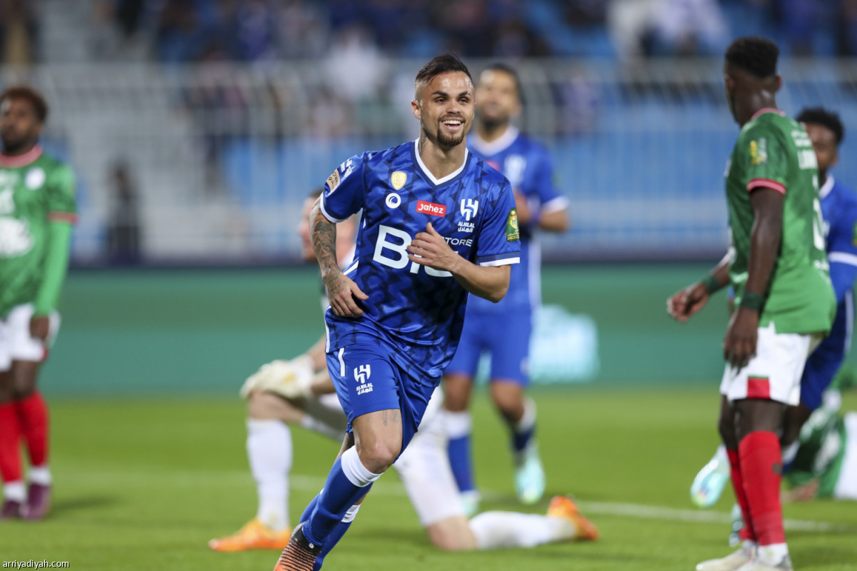 الهلال يستعرض