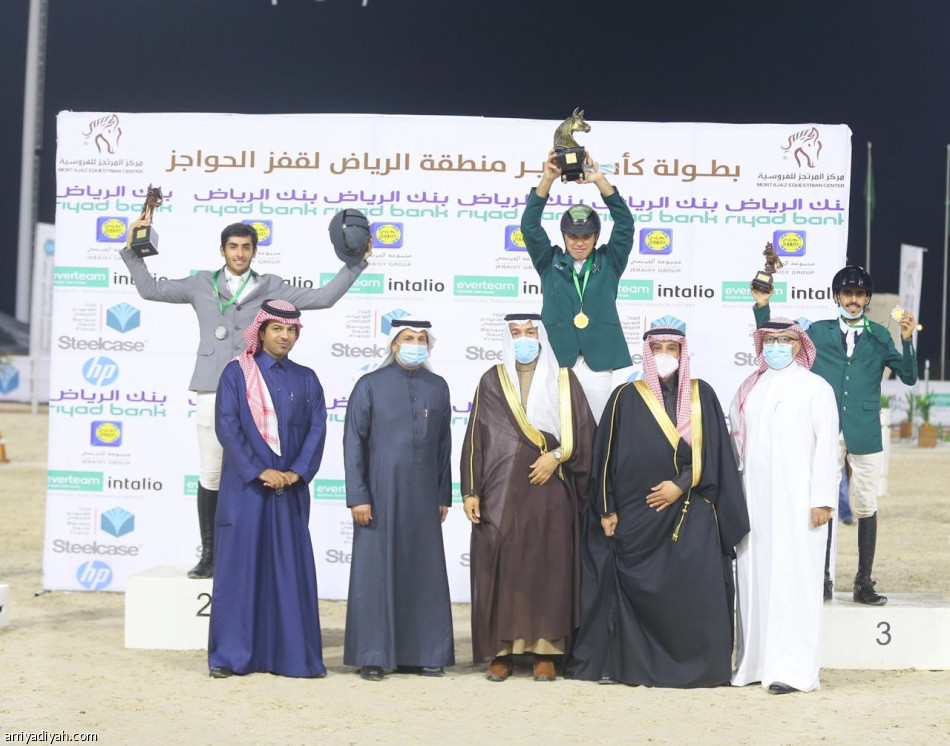 نخبة الفرسان يتنافسون على كأس المرتجز لقفر الحواجز