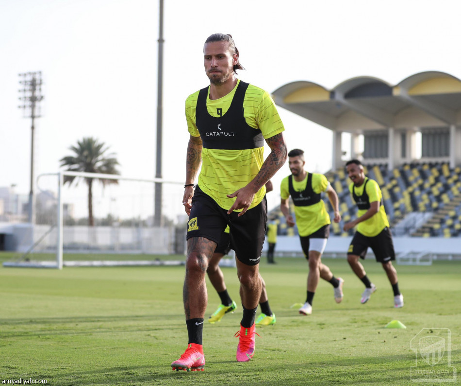 الاتحاد والهلال.. أجواء الكلاسيكو تهيمن على التحضيرات