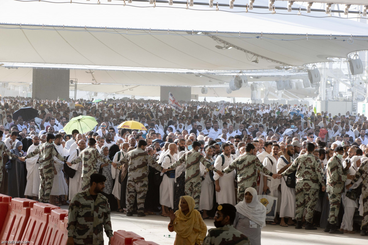 الحجاج يرمون جمرة العقبة