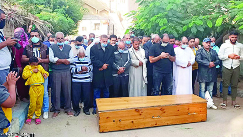 صورة التقطت أمس لمصريين يصلون على جثمان عزب قبل دفنه في مدينة الإسماعيلية شرقي القاهرة (موقع اليوم السابع)