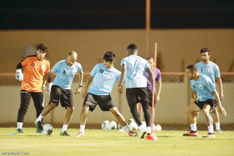 صورة التقطت أمس لبعض لاعبي الجبلين أثناء الحصة التدريبية (المركز الإعلامي ـ الجبلين)