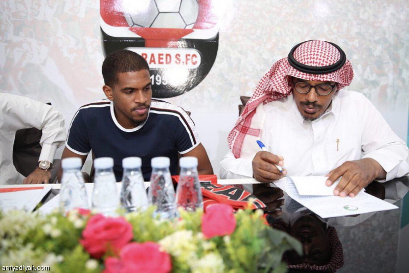 الرائد يضم مجرشي الأهلي ثلاث سنوات