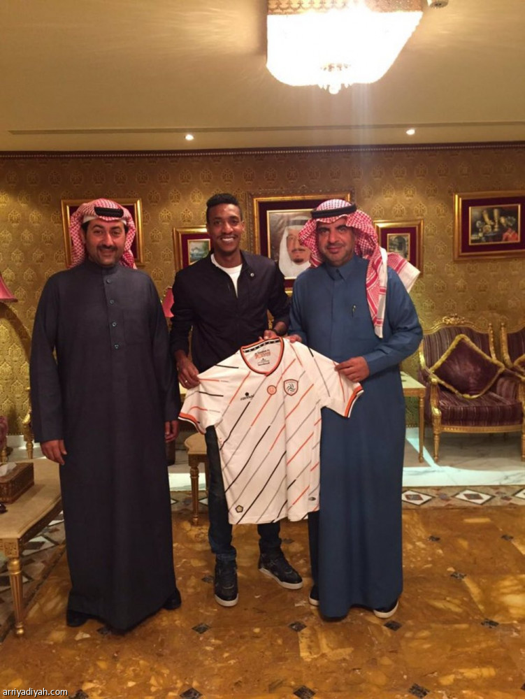 الشباب يتعاقد مع ثلاثي الهلال