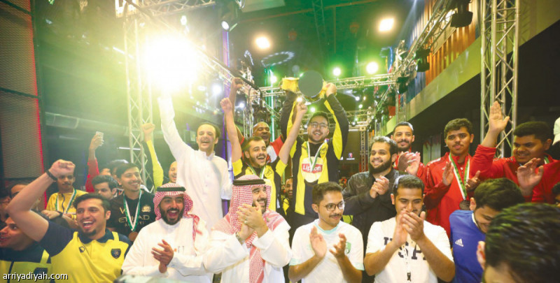 صورة التقطت أمس من تتويج لاعبي الاتحاد بلقب بطولة الدوري الإلكتروني (الرياضية)