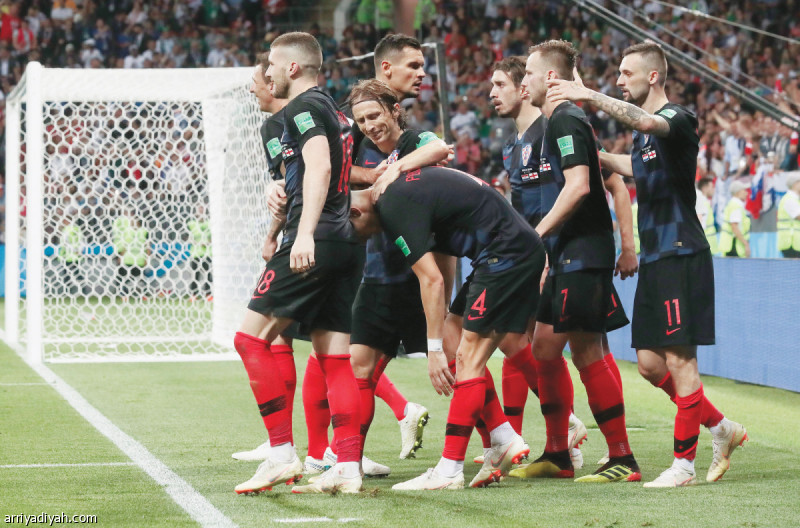 صورة التقطت أمس للاعبي منتخب كرواتيا يحتفلون بهدف التعادل الذي أحرزه المهاجم إيفان بيريسيتش في شباك منتخب إنجلترا (الفرنسية)